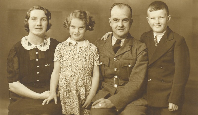 Walter GREENHAM with wife and children